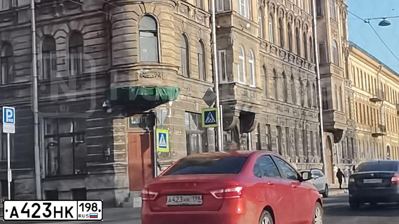 Фото автомобиля LADA VESTA, 2018 — госномер А423НК198. Цвет: КРАСНЫЙ