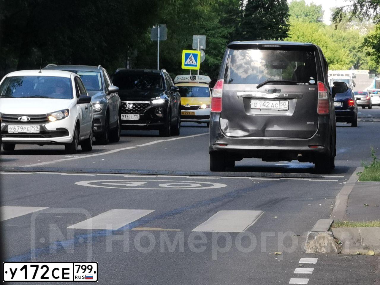 Фото автомобиля VOLKSWAGEN TOUAREG, 2019 — госномер У172СЕ799. Цвет: СЕРЫЙ