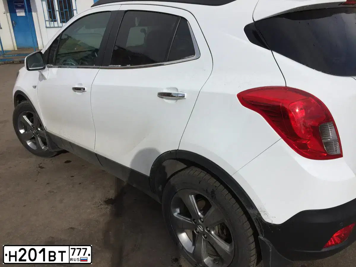 Фото автомобиля OPEL MOKKA, 2013 — госномер Н201ВТ777. Цвет: Белый