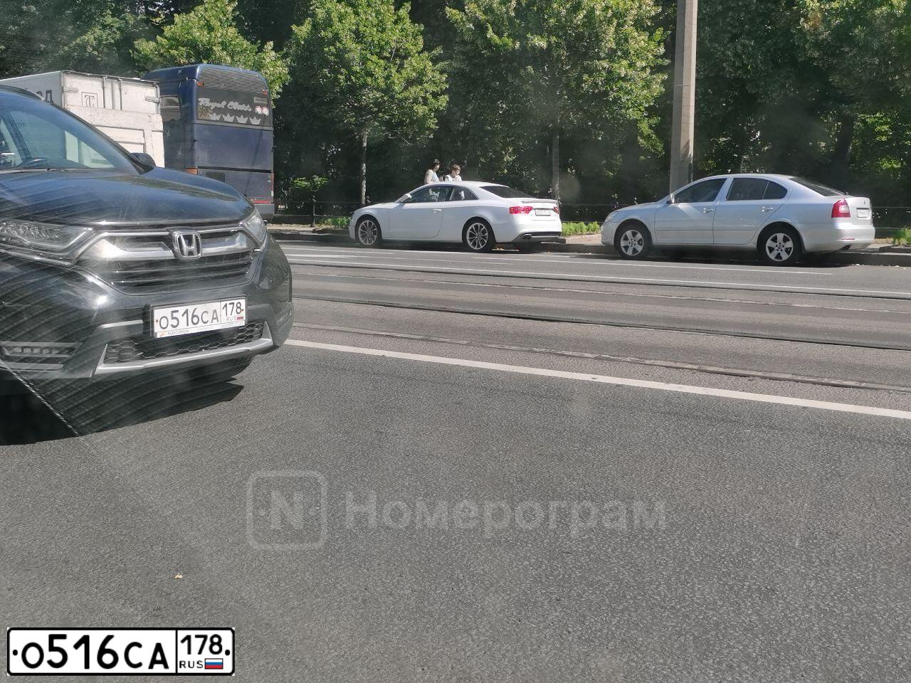 Фото автомобиля HONDA CR-V, 2015 — госномер О516СА178. Цвет: ЧЕРНЫЙ