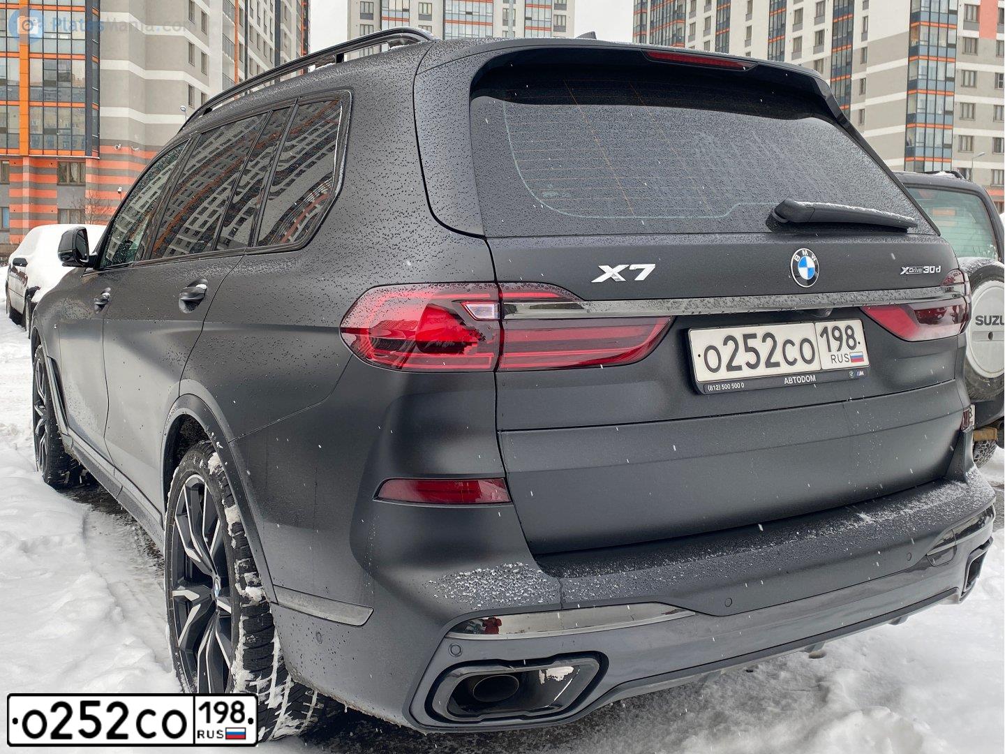 Фото автомобиля BMW X7 XDRIVE30D, 2021 — госномер О252СО198. Цвет: ЧЕРНЫЙ