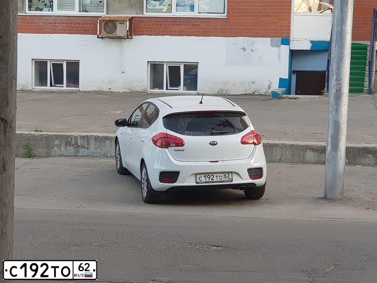 Фото автомобиля KIA CEE'D, 2016 — госномер С192ТО62. Цвет: Белый