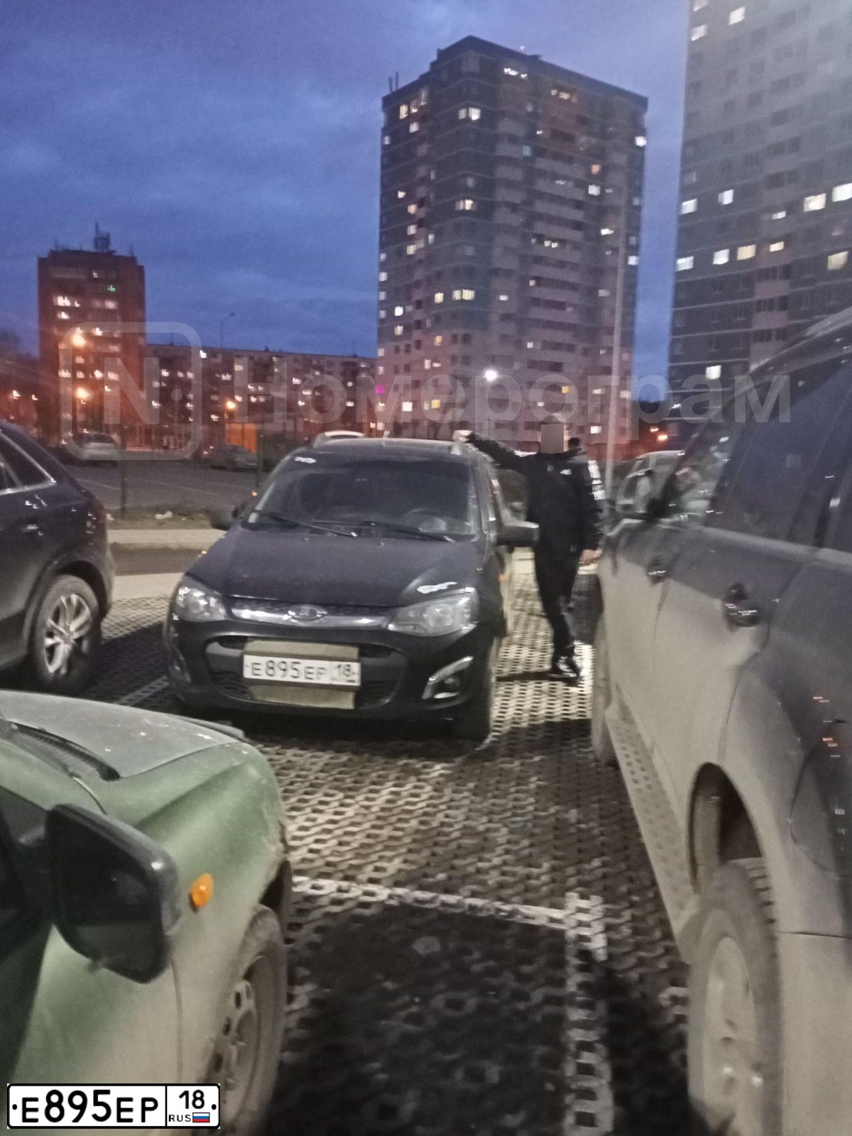 Фото автомобиля LADA 2194 KALINA, 2013 — госномер Е895ЕР18. Цвет: СИНЕ-ЧЕРНЫЙ