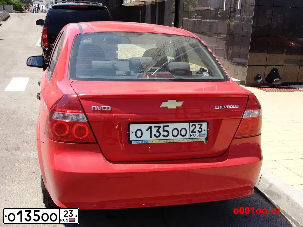 Фото автомобиля CHEVROLET AVEO, 2010 — госномер О135ОО23. Цвет: Красный