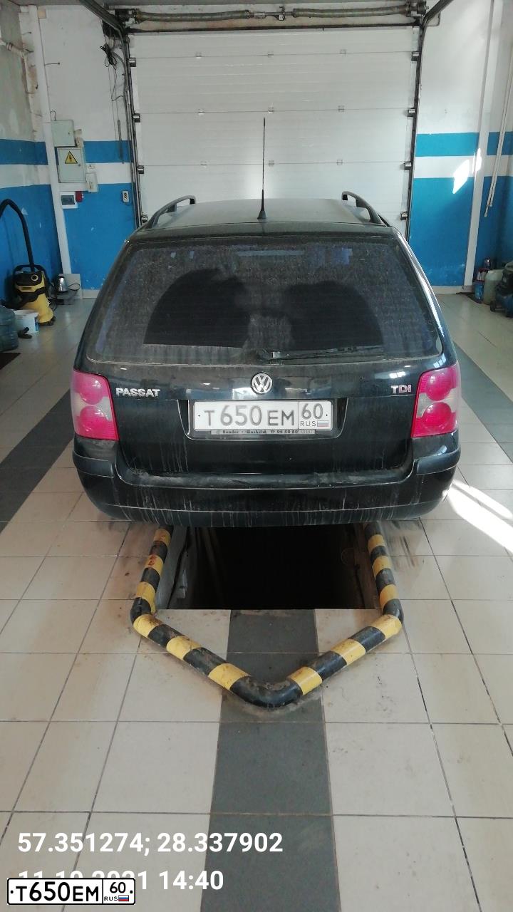 Фото автомобиля VOLKSWAGEN PASSAT, 2003 — госномер Т650ЕМ60. Цвет: ЧЕРНЫЙ