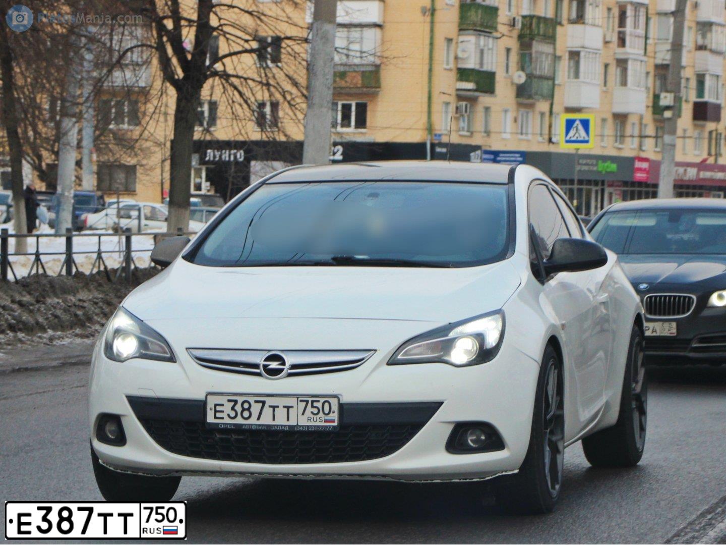 Фото автомобиля OPEL ASTRA, 2012 — госномер Р119РТ46. Цвет: Белый