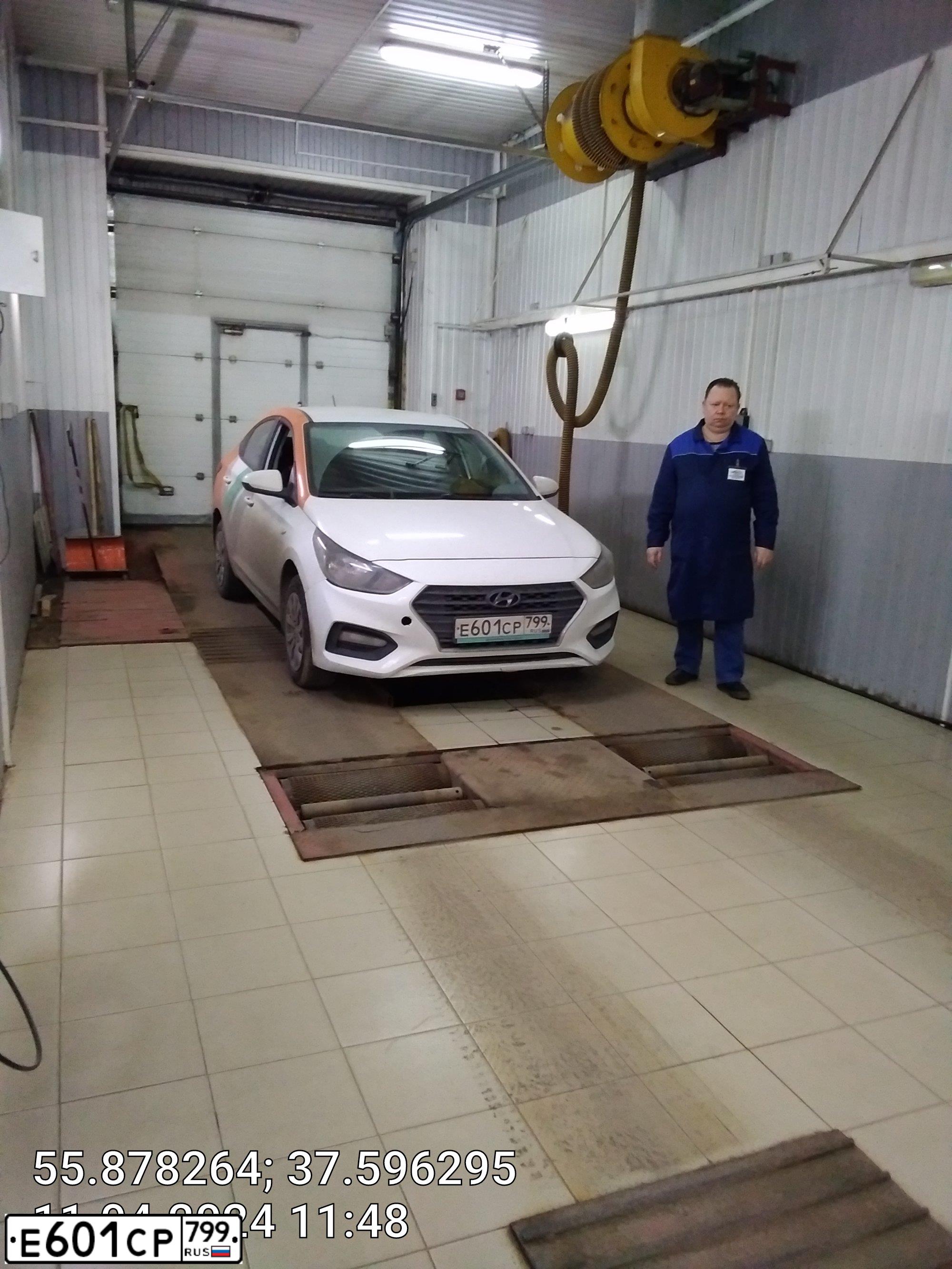Фото автомобиля HYUNDAI SOLARIS, 2019 — госномер Е601СР799. Цвет: Белый