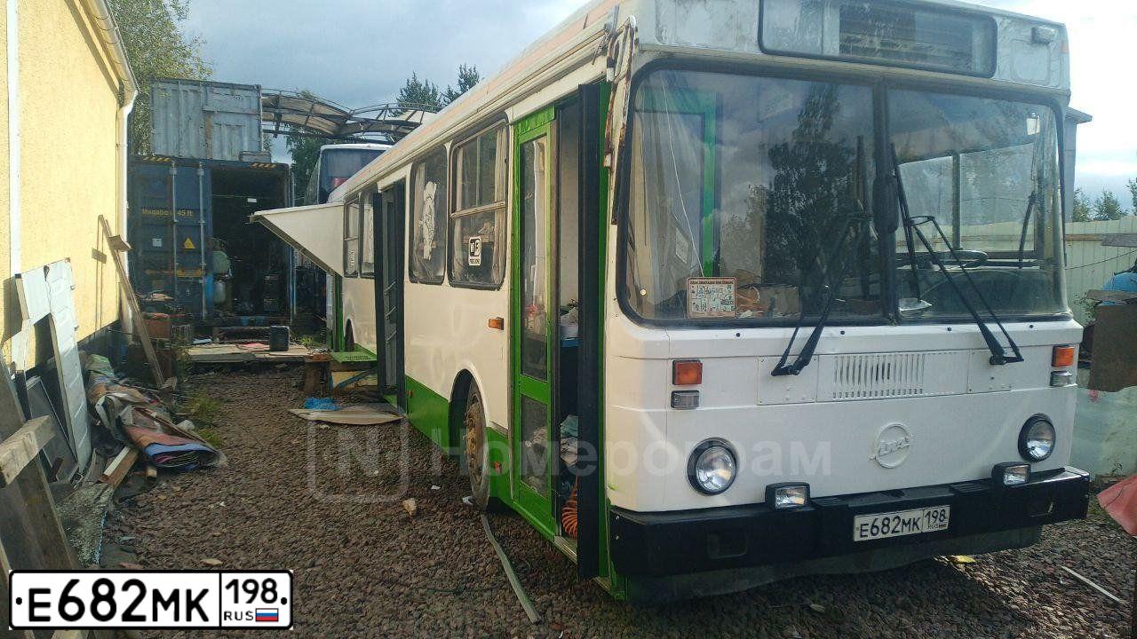 Фото автомобиля LIAZ 5256, 2004 — госномер О006ОК178. Цвет: белый зеленый