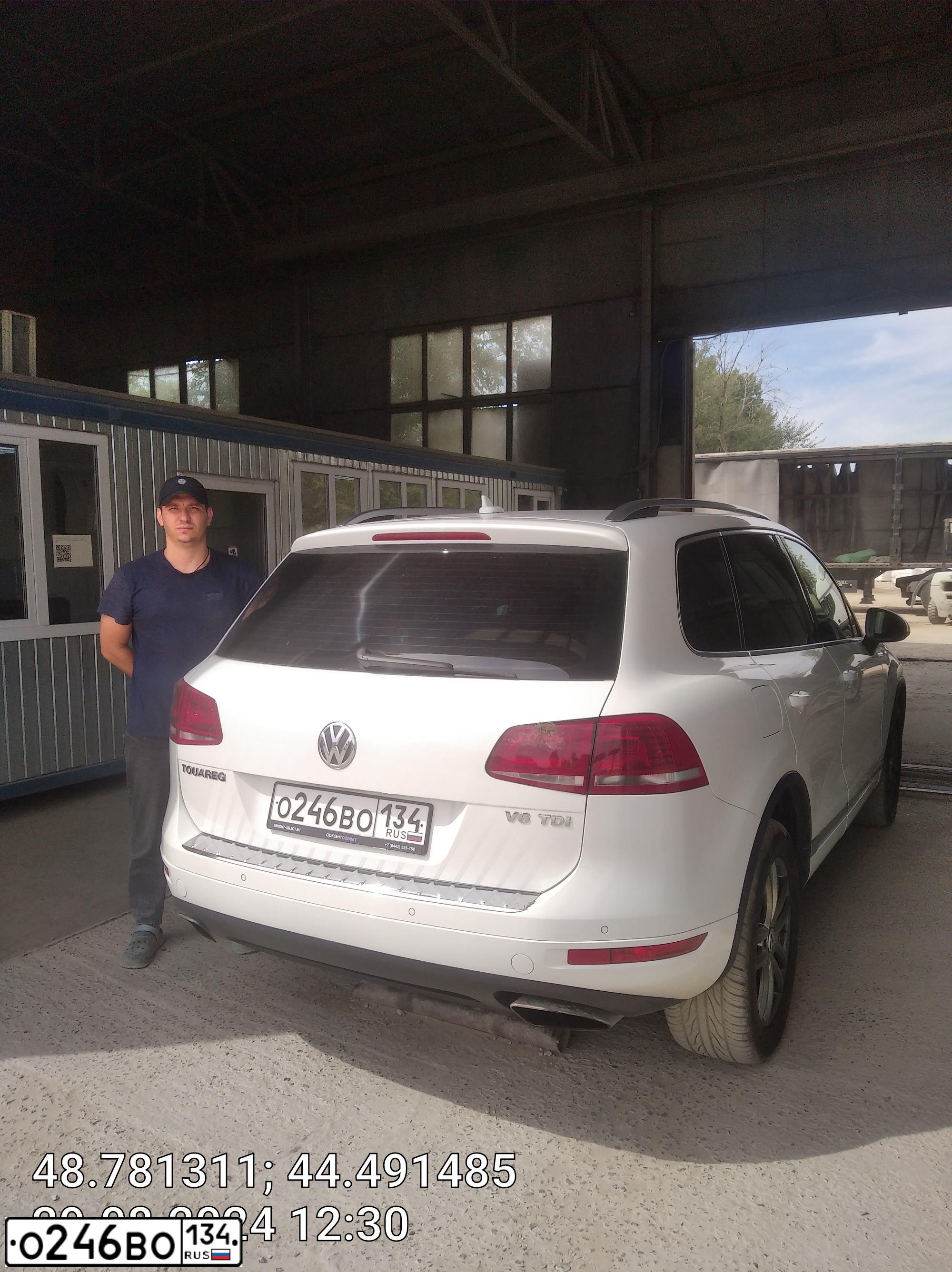 Фото автомобиля VOLKSWAGEN TOUAREG, 2012 — госномер О246ВО134. Цвет: Белый