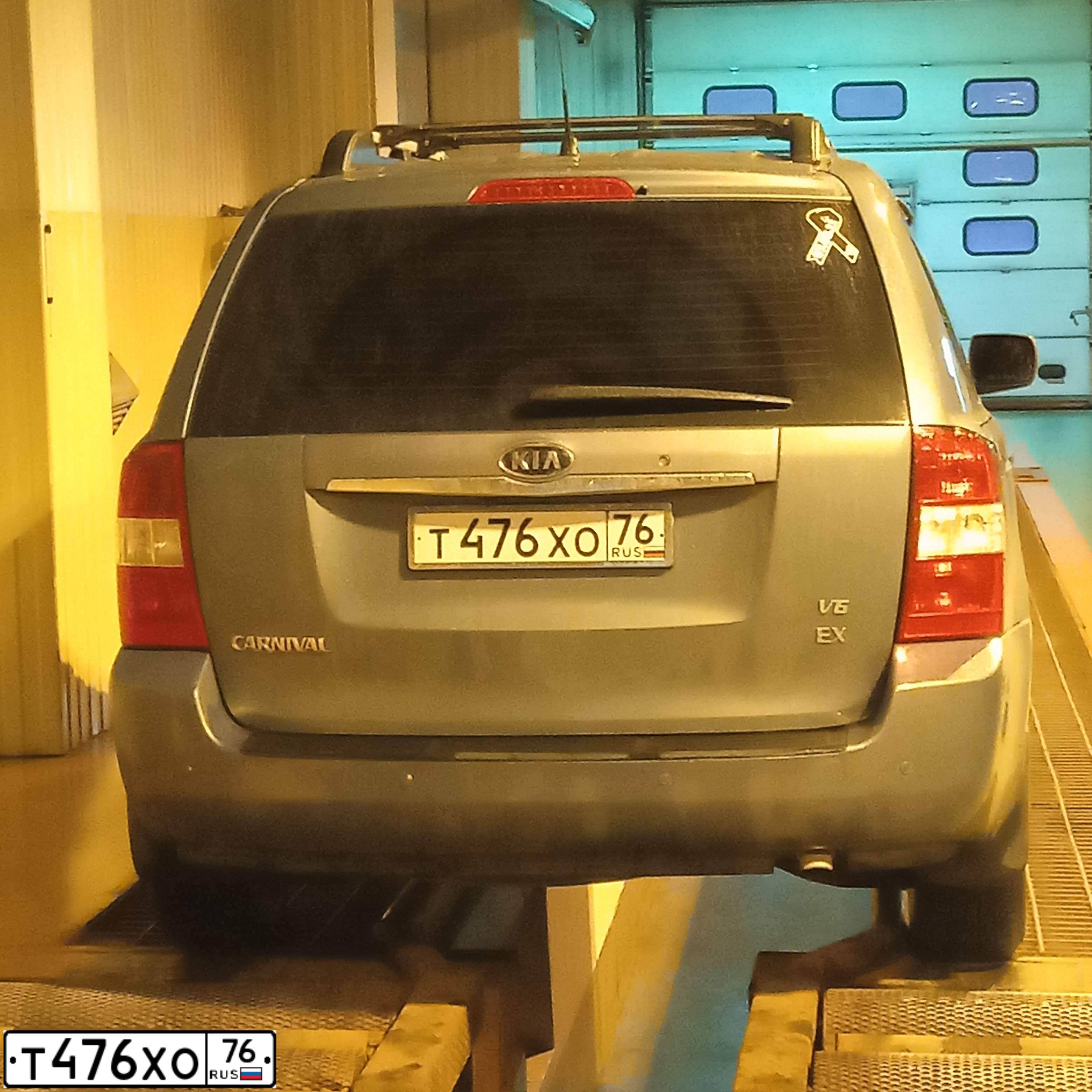 Фото автомобиля KIA CARNIVAL, 2008 — госномер Т476ХО76. Цвет: СЕРЫЙ