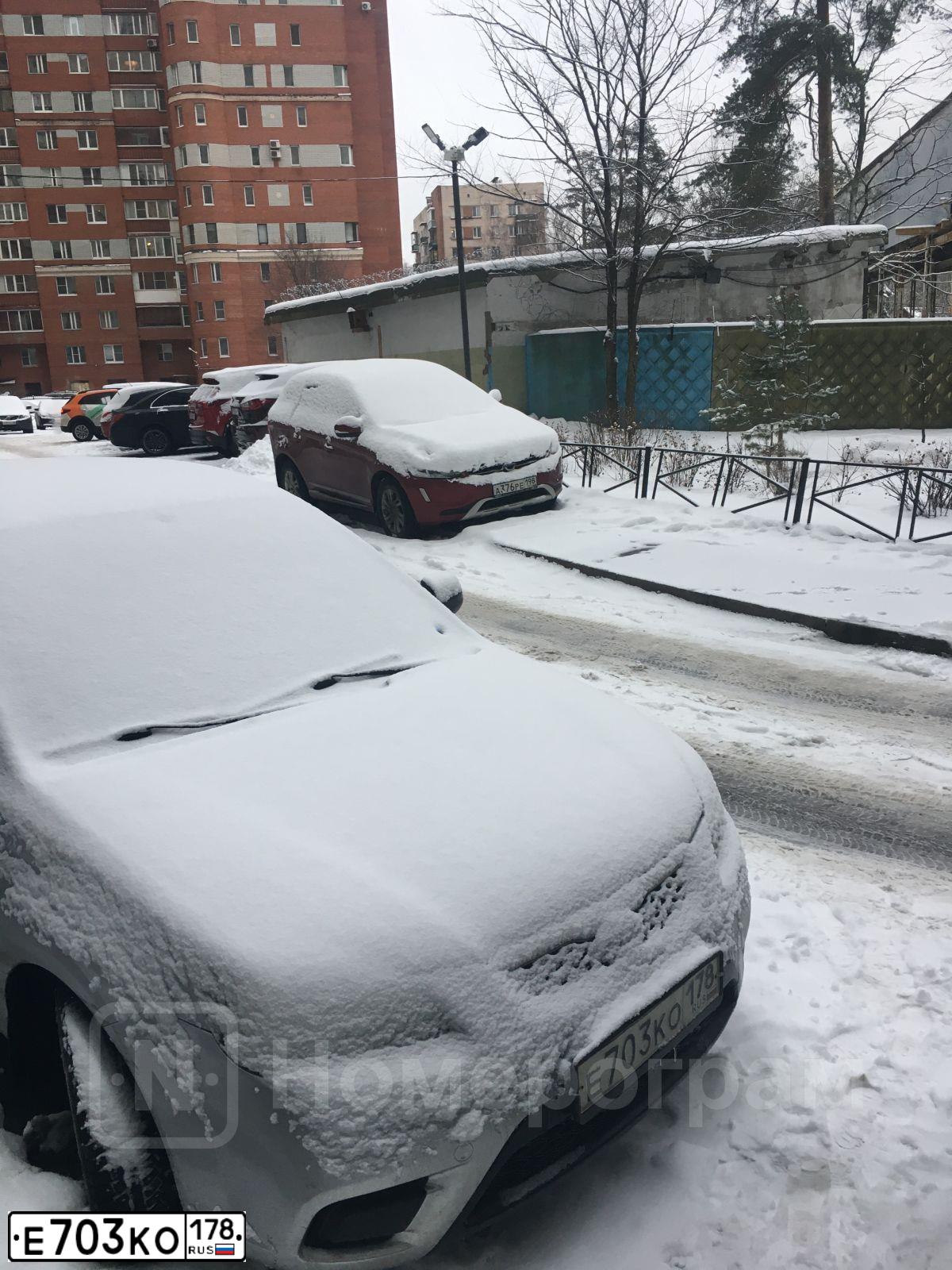 Фото автомобиля KIA RIO, 2011 — госномер Е703КО178. Цвет: СЕРЕБРИСТЫЙ