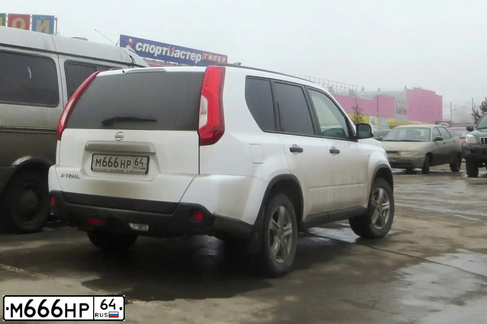 Фото автомобиля NISSAN X-TRAIL, 2012 — госномер М666НР64. Цвет: БЕЛЫЙ
