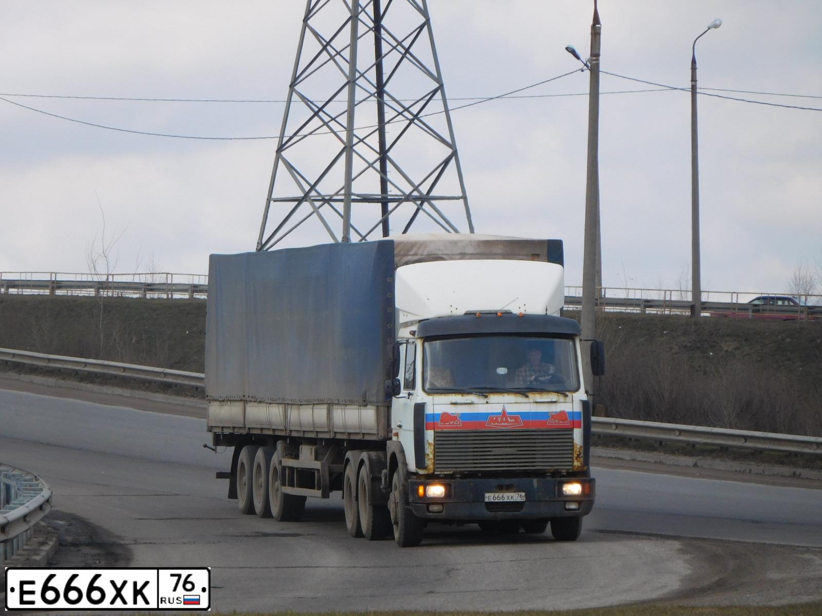 Фото автомобиля MAZ 6422 /6X4/, 2005 — госномер Е666ХК76. Цвет: БЕЛЫЙ