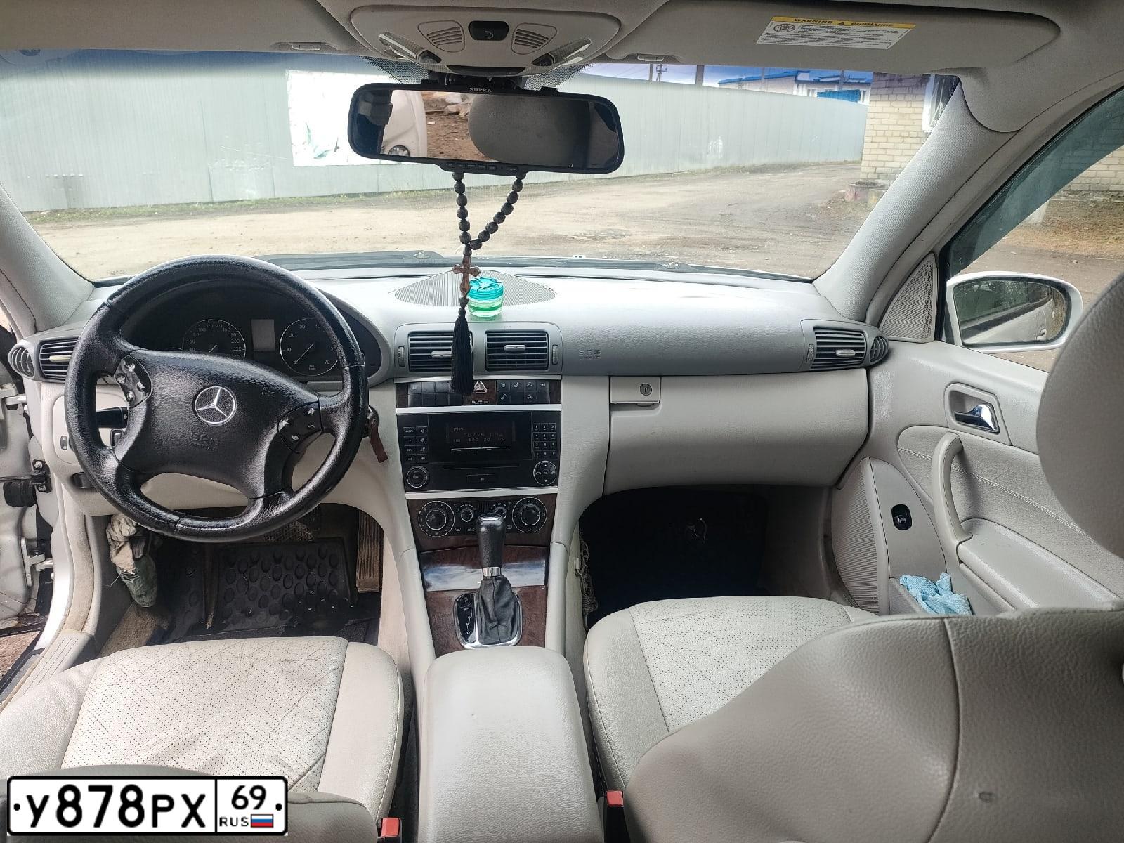Фото автомобиля MERCEDES C-KLASSE, 2004 — госномер Е013АА777. Цвет: СЕРЫЙ