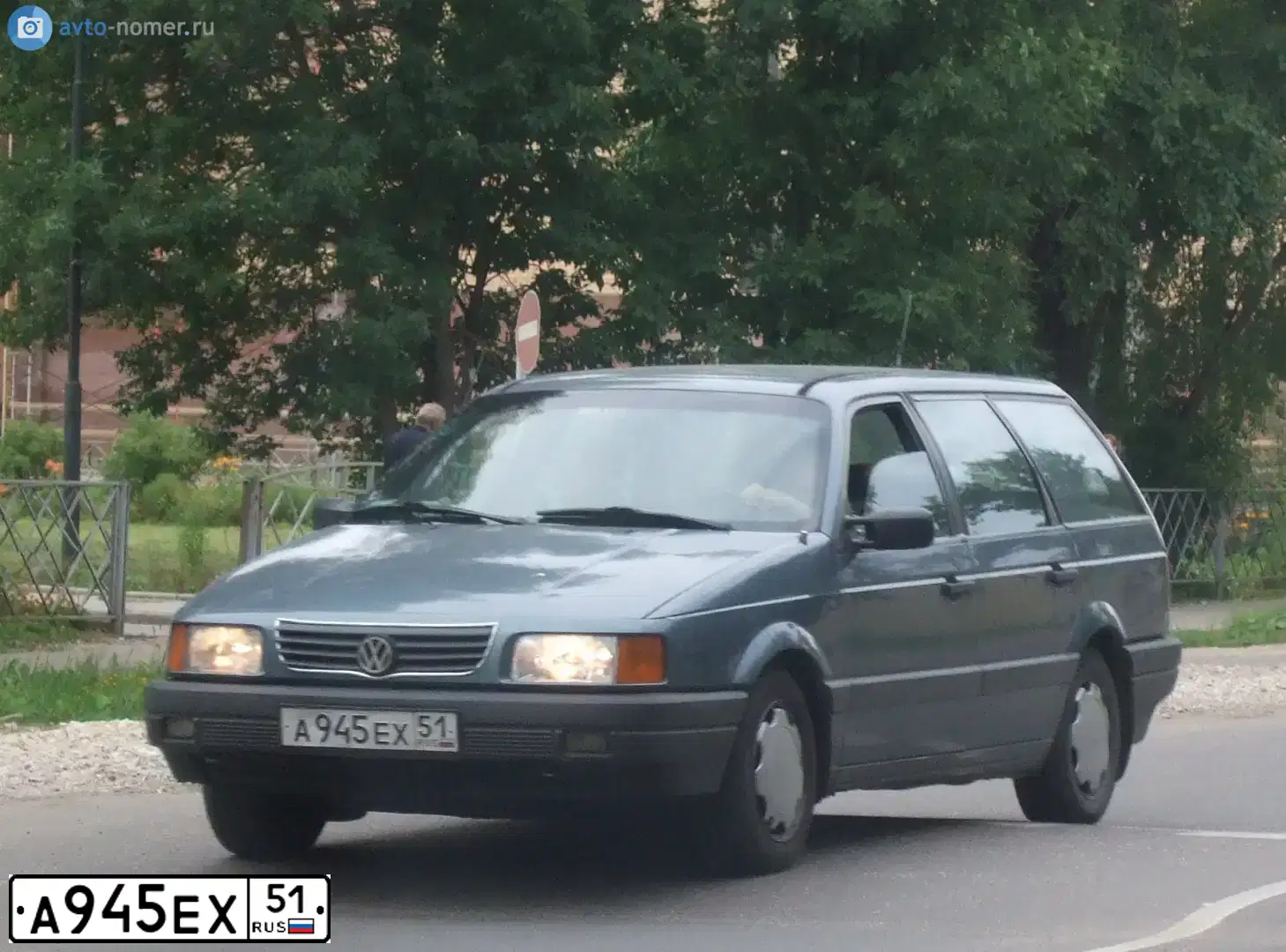 Фото автомобиля VOLKSWAGEN PASSAT, 1988 — госномер А945ЕХ51