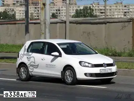 Фото автомобиля VOLKSWAGEN GOLF, 2010 — госномер В475НС178. Цвет: БЕЛЫЙ