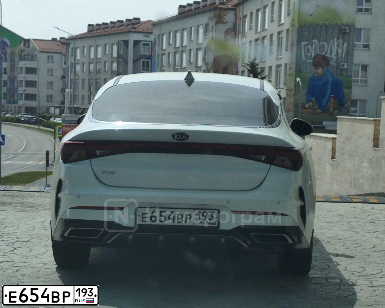 Фото автомобиля KIA K5, 2021 — госномер Е654ВР193. Цвет: Белый