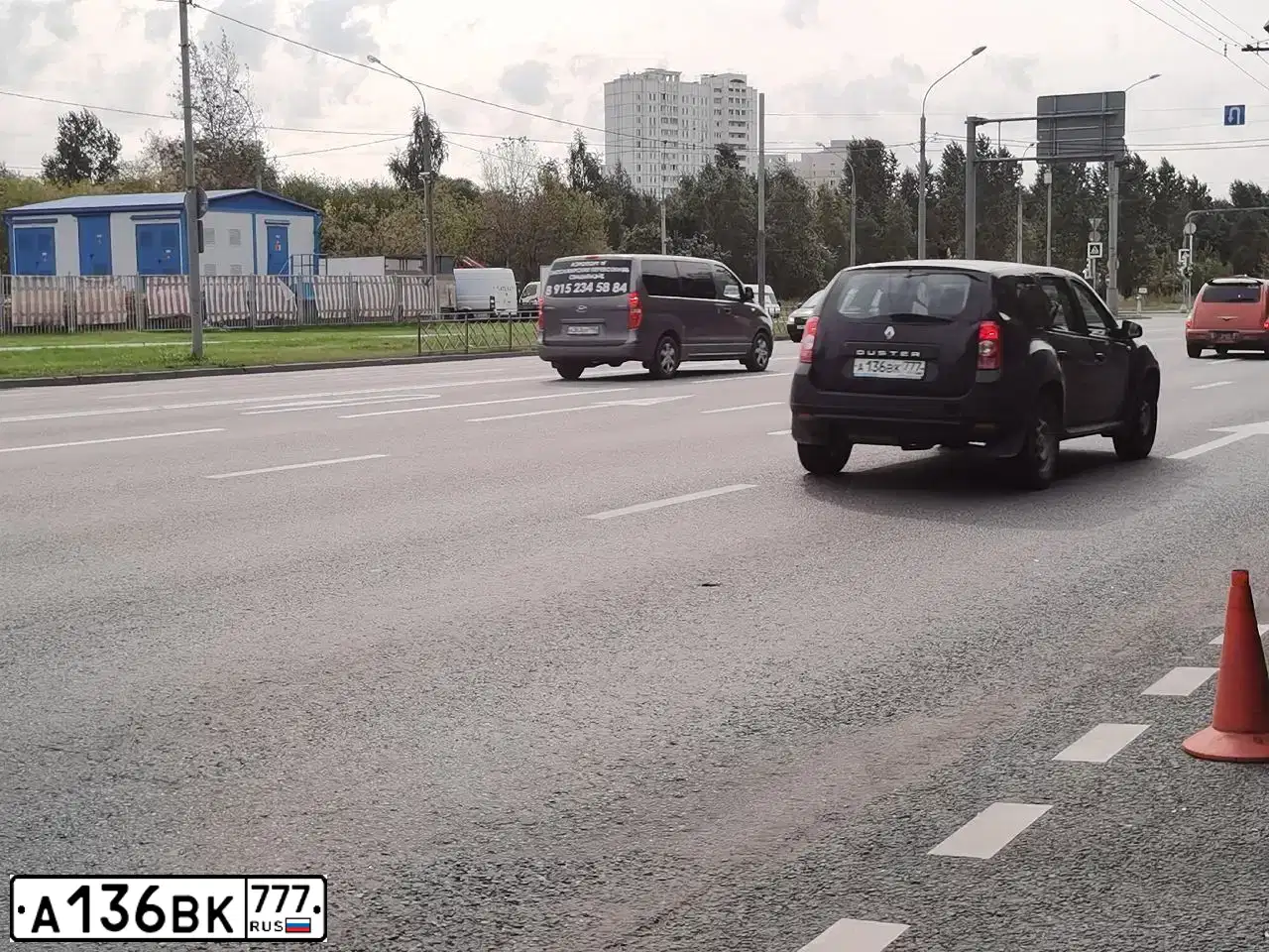 Фото автомобиля RENAULT DUSTER, 2013 — госномер А136ВК777. Цвет: ЧЕРНЫЙ