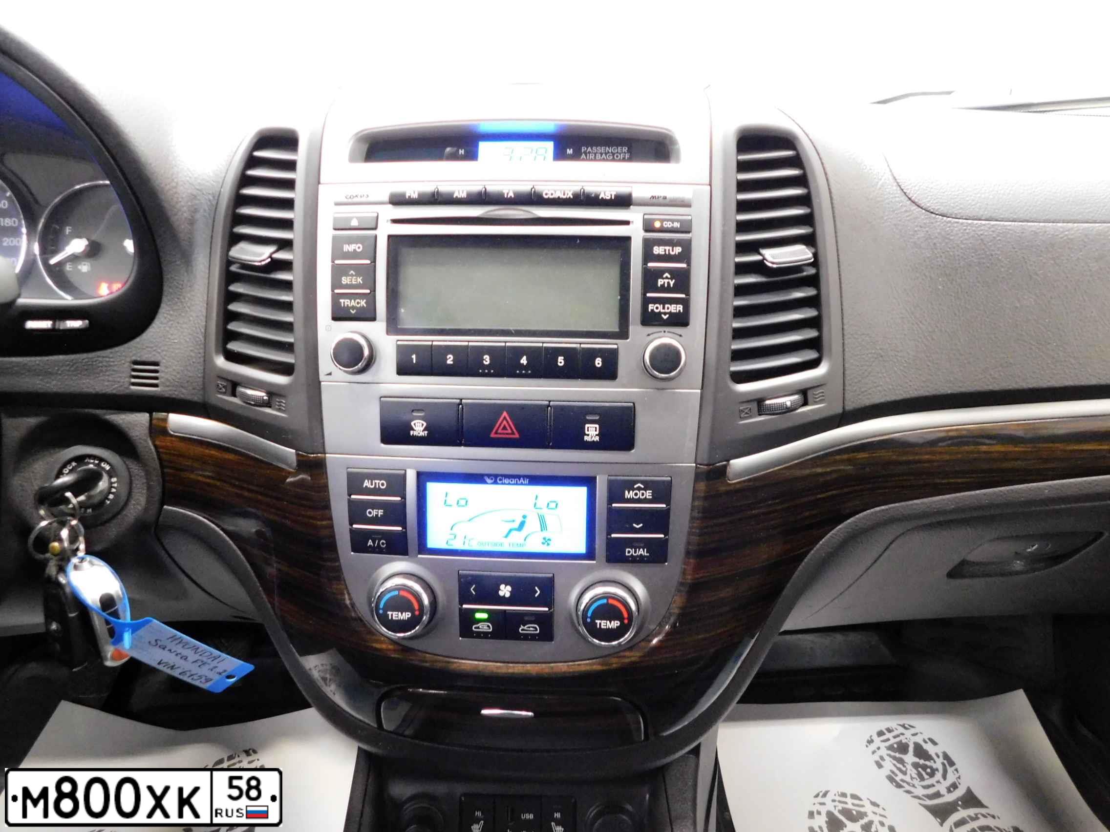 Фото автомобиля HYUNDAI SANTA FE, 2010 — госномер А054КЕ136. Цвет: Серебристый