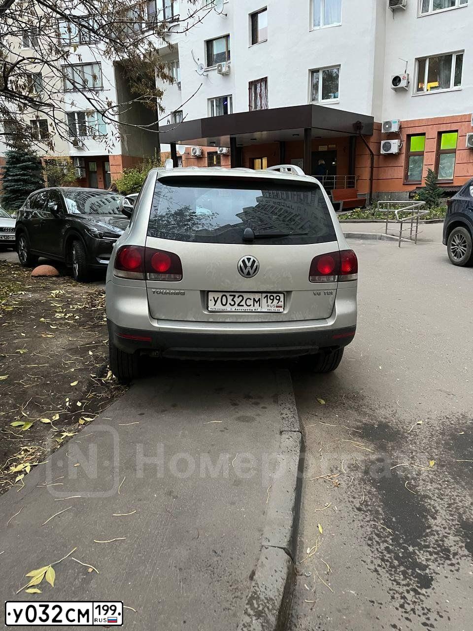 Фото автомобиля VOLKSWAGEN TOUAREG, 2008 — госномер У032СМ199. Цвет: СЕРЫЙ МЕТАЛЛИК