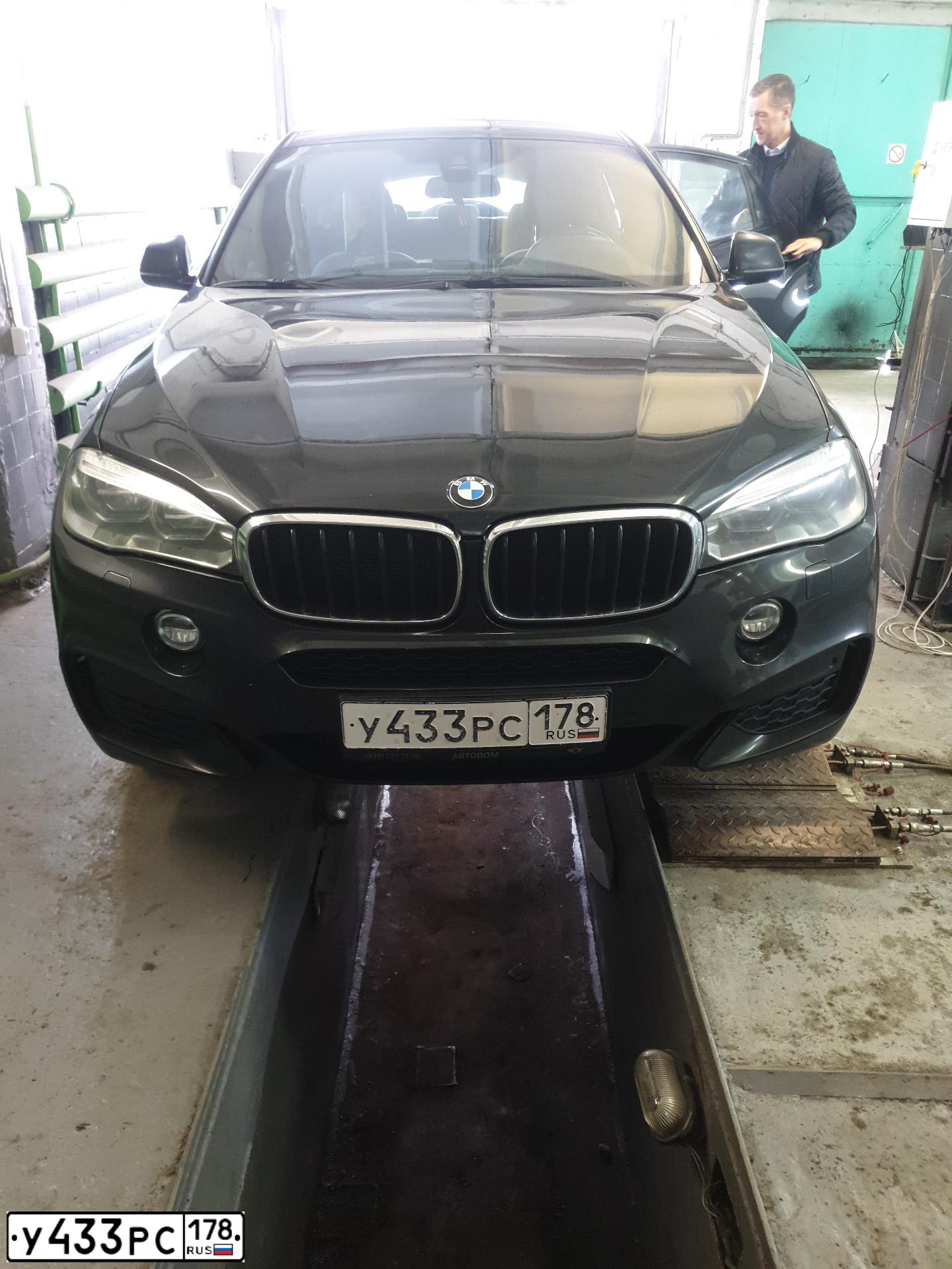Фото автомобиля BMW X6, 2016 — госномер К537УЕ147. Цвет: ЧЕРНЫЙ