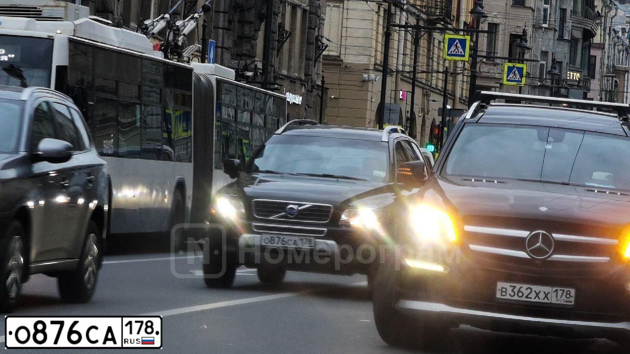 Фото автомобиля VOLVO XC90, 2012 — госномер А147МР178. Цвет: ЧЕРНЫЙ