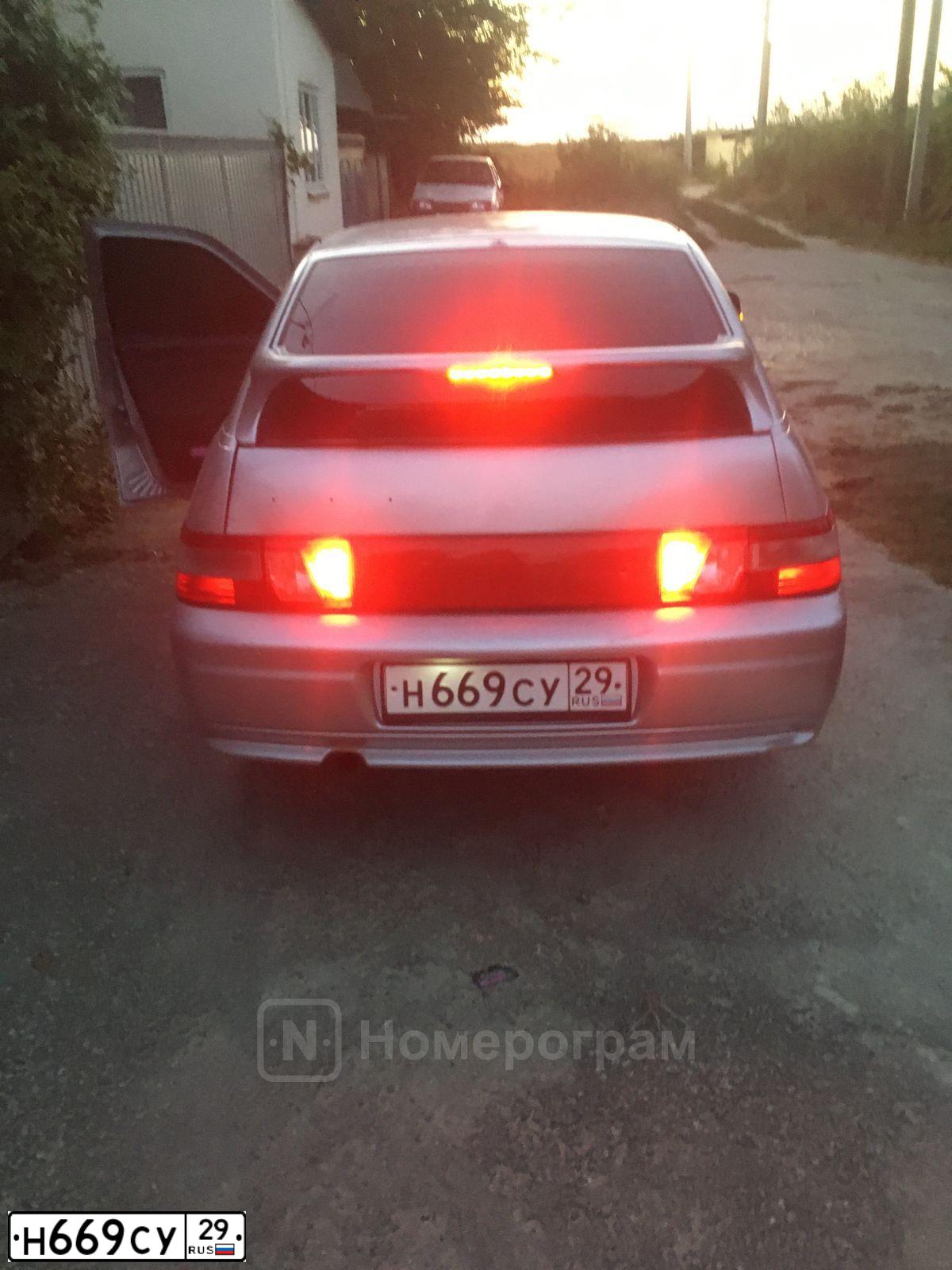 Фото автомобиля LADA 2112, 2005 — госномер Н669СУ29. Цвет: МОЛОЧНО-БЕЛЫЙ СЕРЕБРИСТЫЙ