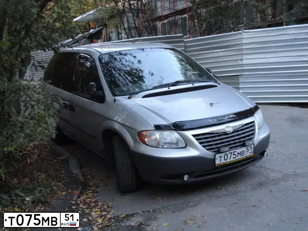 Фото автомобиля CHRYSLER VOYAGER, 2001 — госномер Т075МВ51. Цвет: СЕРЫЙ