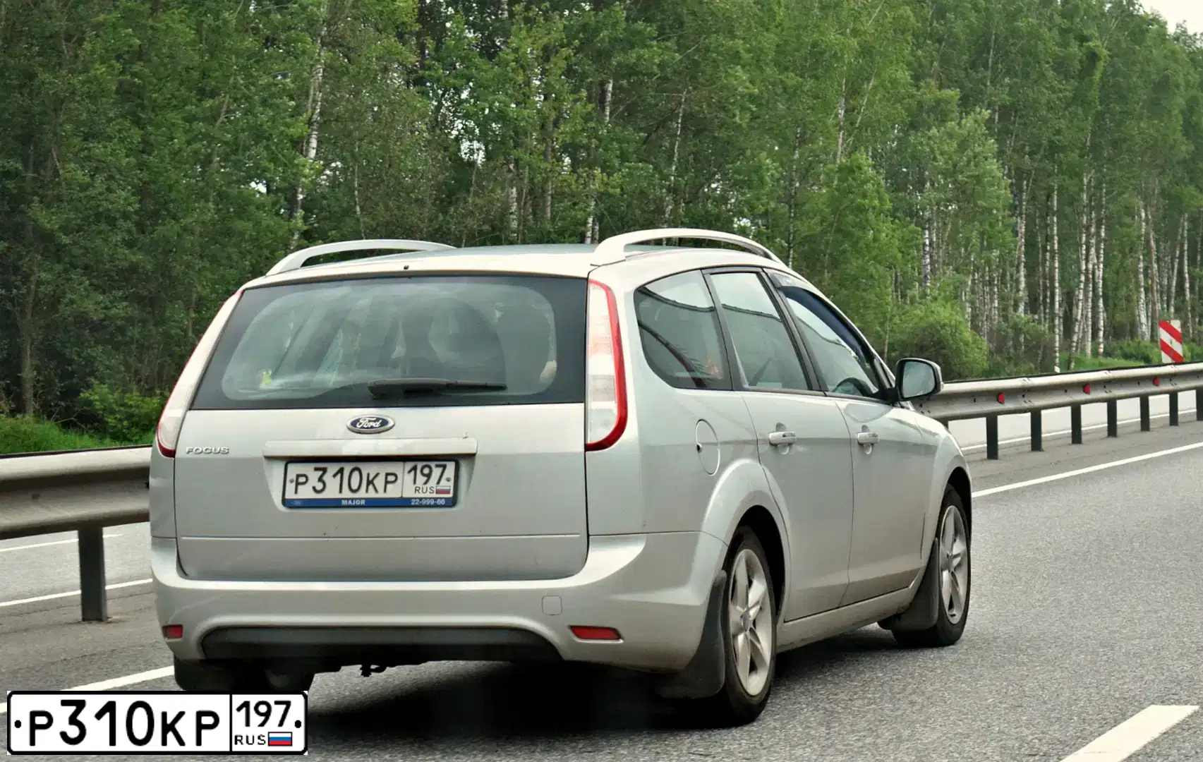 Фото автомобиля FORD FOCUS, 2010 — госномер Р310КР197. Цвет: Серебристый