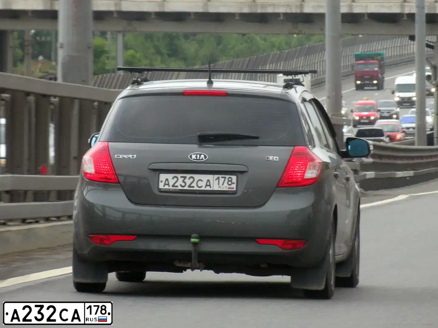 Фото автомобиля KIA CEE'D, 2010 — госномер А232СА178. Цвет: СЕРЕБРИСТЫЙ