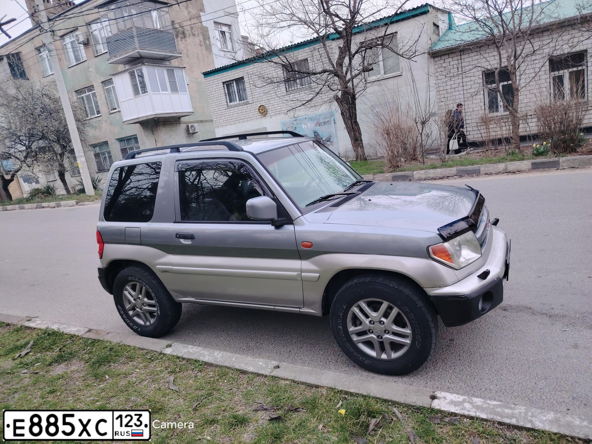 Фото автомобиля MITSUBISHI PAJERO PININ, 2002 — госномер Е885ХС123. Цвет: СЕРЫЙ