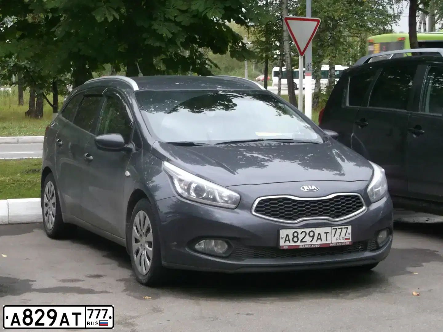 Фото автомобиля KIA CEE'D, 2013 — госномер А829АТ777. Цвет: СЕРЫЙ