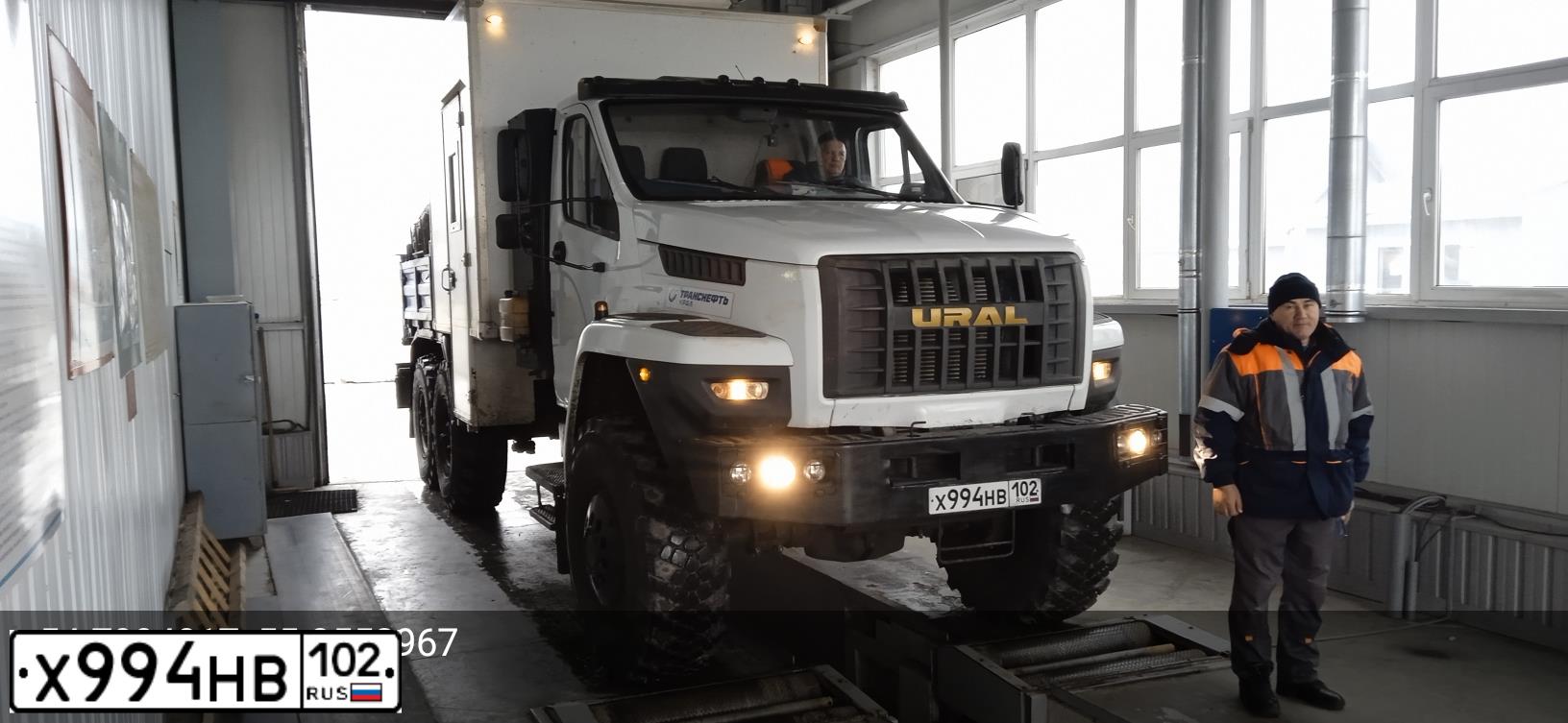 Фото автомобиля URAL 4320 /6X6/, 2018 — госномер Х994НВ102. Цвет: БЕЛЫЙ