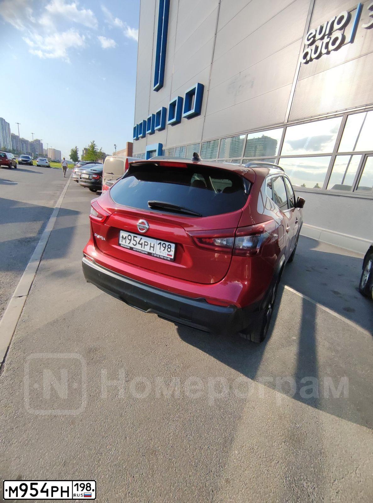 Фото автомобиля NISSAN QASHQAI, 2020 — госномер М954РН198. Цвет: Красный