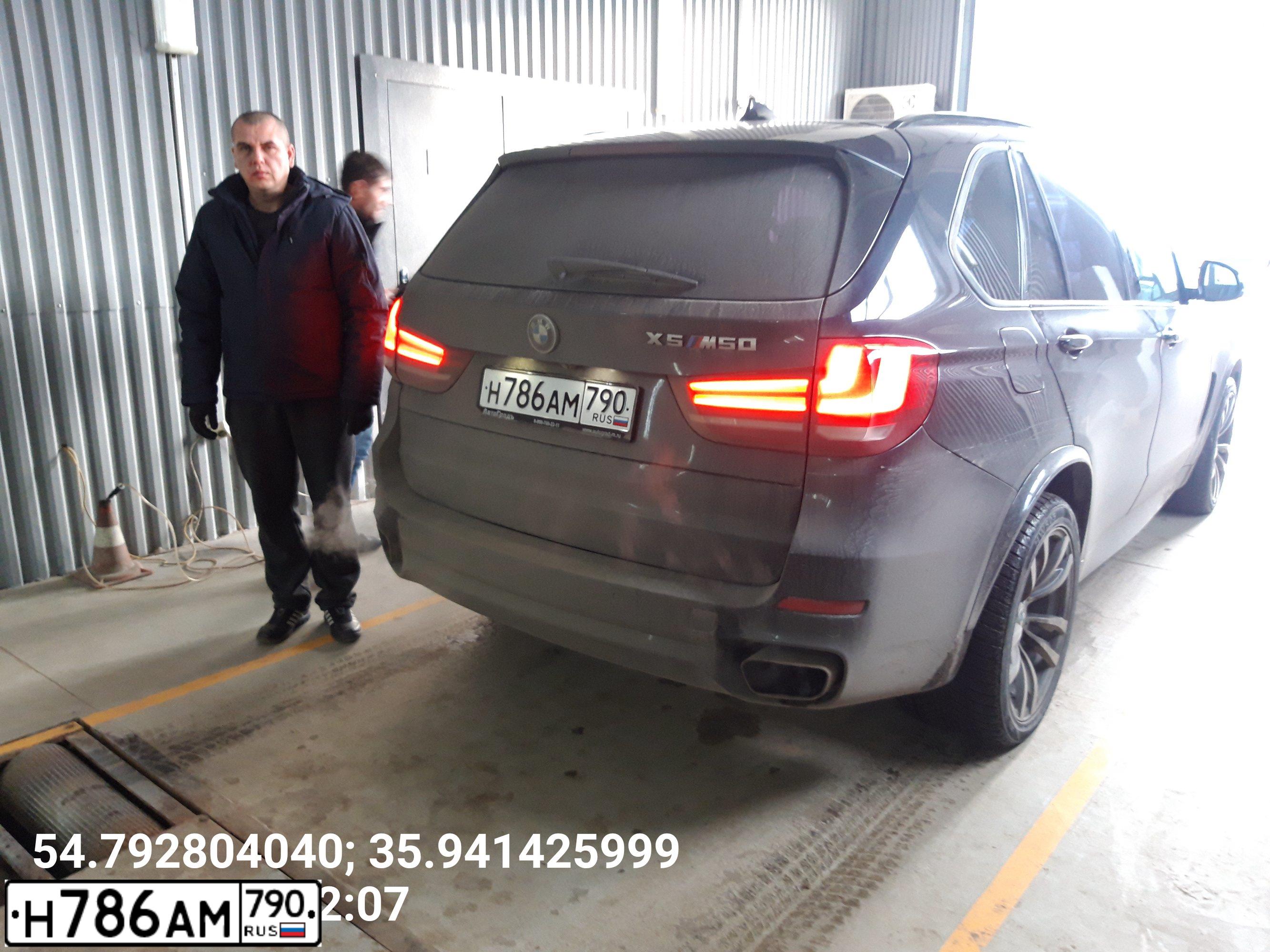 Фото автомобиля BMW X5, 2013 — госномер Р955ЕН40. Цвет: СИНИЙ