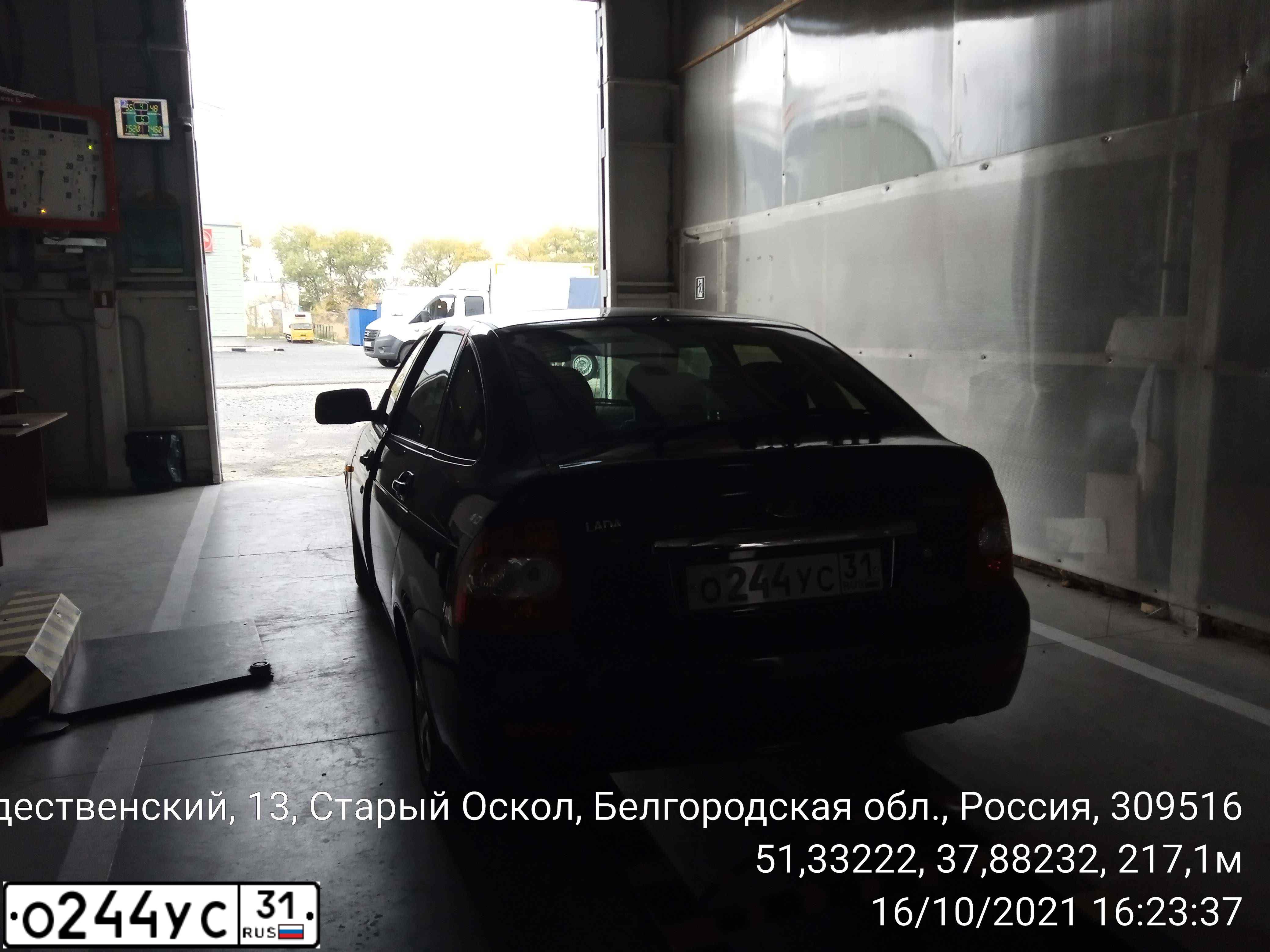 Фото автомобиля LADA 2172 PRIORA, 2011 — госномер С001ТТ31. Цвет: Сине-Черный