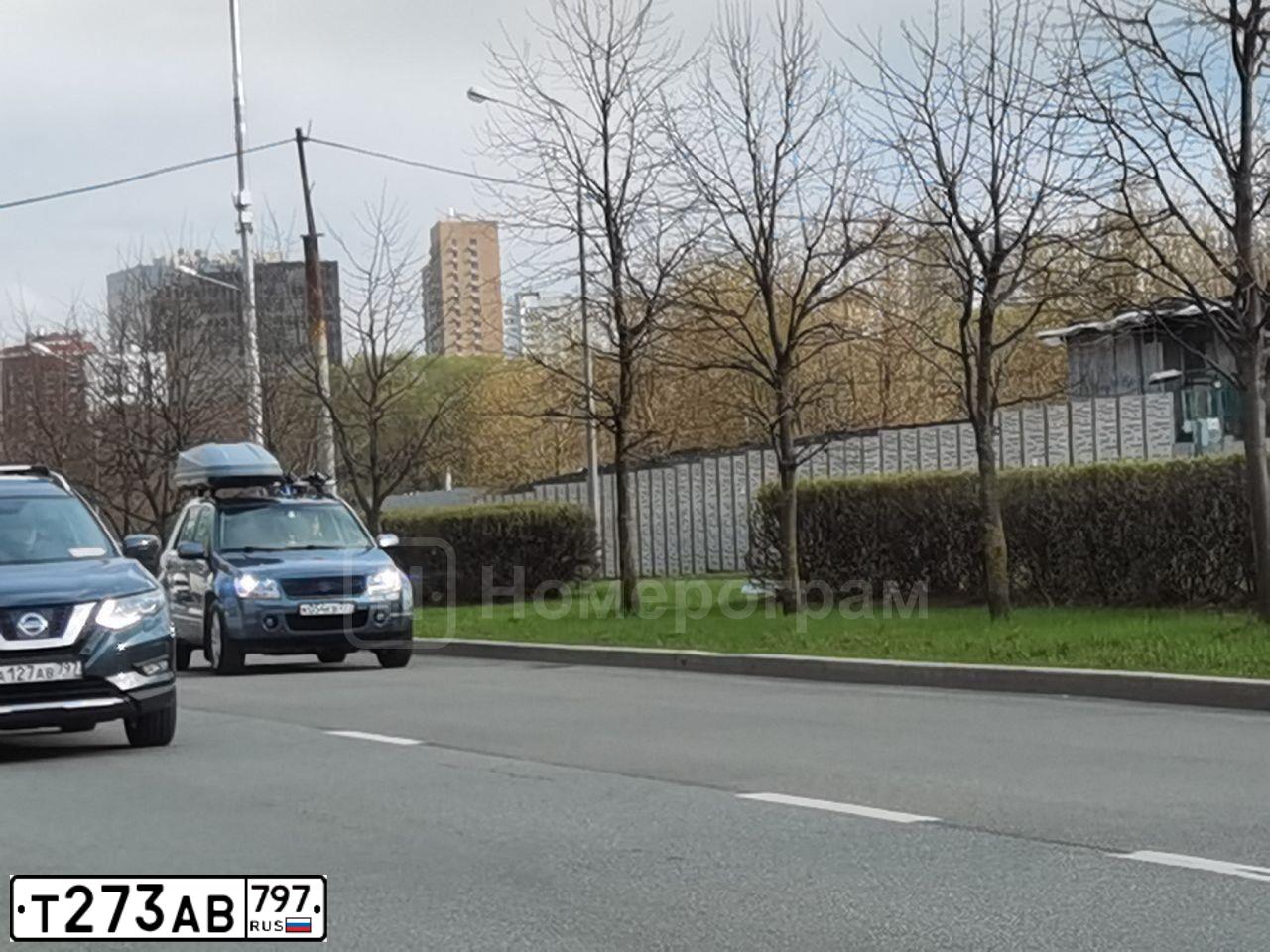 Фото автомобиля CHRYSLER VOYAGER, 2003 — госномер Т273АВ797. Цвет: ЧЕРНЫЙ