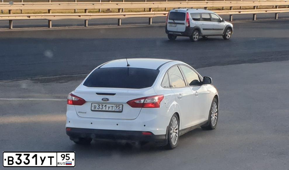 Фото автомобиля FORD FOCUS, 2011 — госномер С305РС89. Цвет: Белый