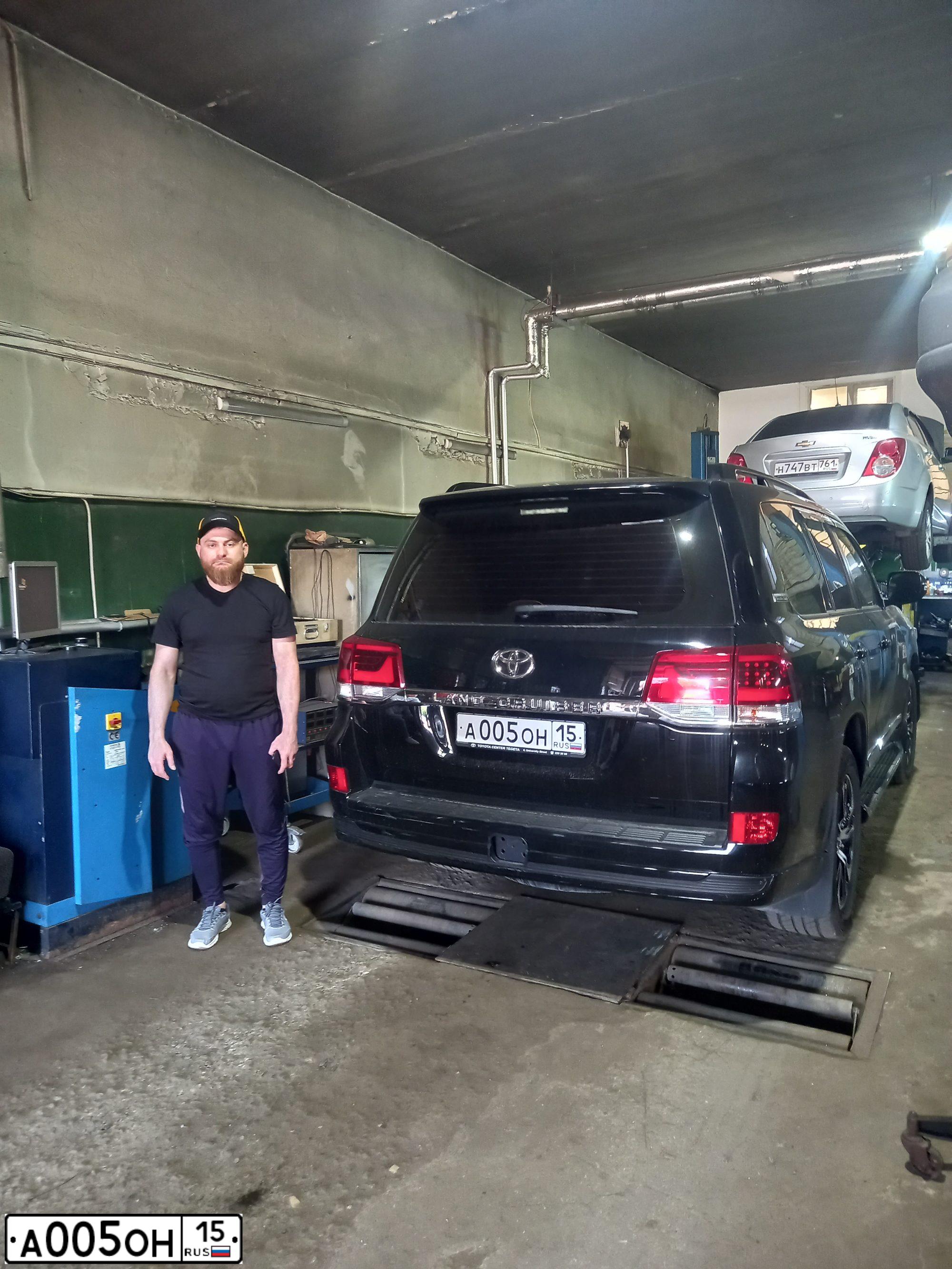 Фото автомобиля TOYOTA  LAND CRUISER 200, 2013 — госномер А005ОН15. Цвет: ЧЕРНЫЙ