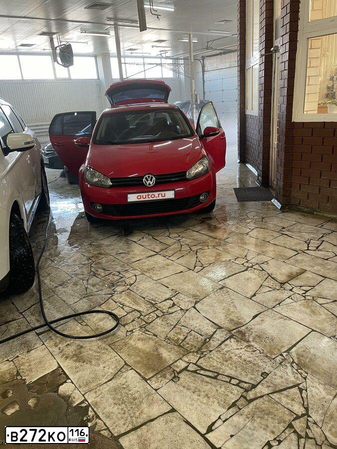 Фото автомобиля VOLKSWAGEN GOLF, 2010 — госномер В272КО116. Цвет: Красный
