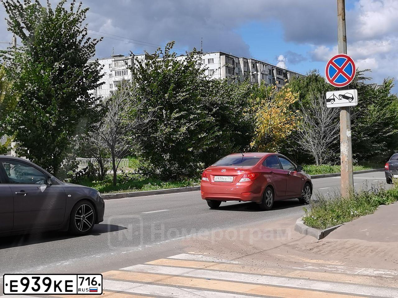 Фото автомобиля HYUNDAI SOLARIS, 2013 — госномер М032ХХ716. Цвет: КРАСНЫЙ ГРАНАТ