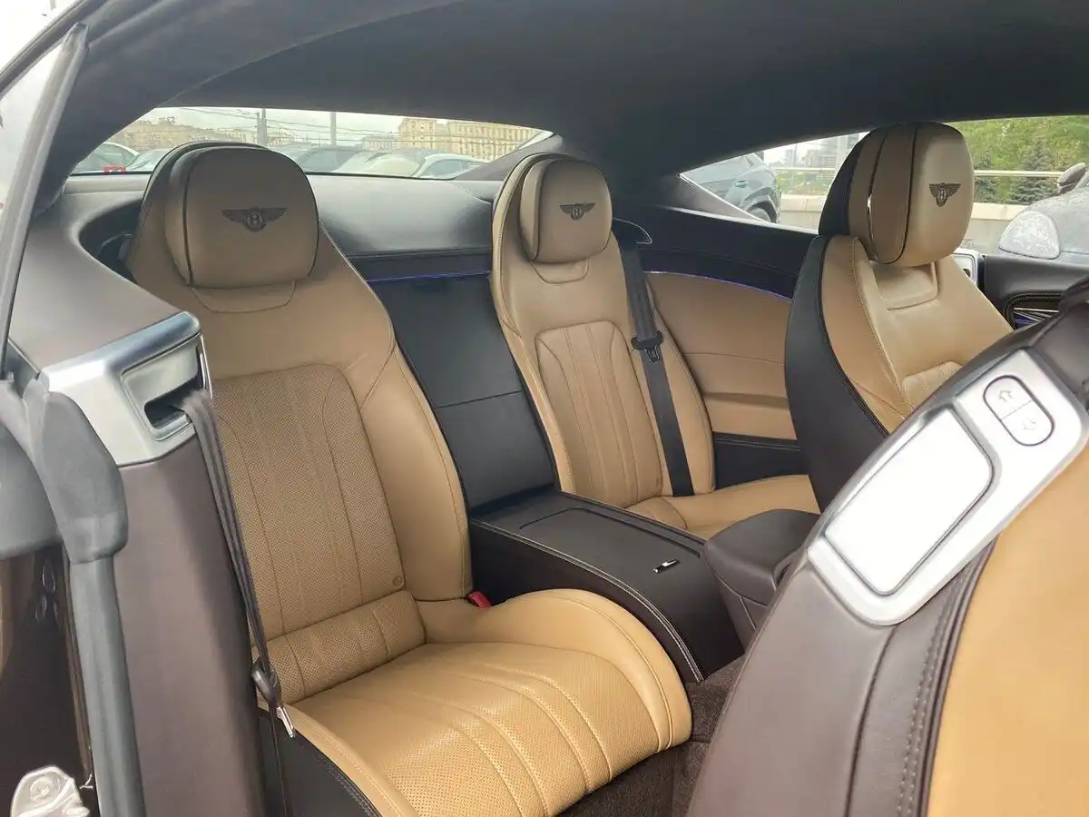 Фото автомобиля BENTLEY CONTINENTAL, 2018 — госномер К136МО799. Цвет: ТЕМНО КОРИЧНЕВЫЙ