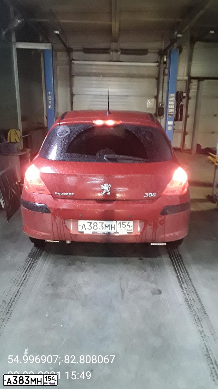 Фото автомобиля PEUGEOT 308, 2011 — госномер А383МН154. Цвет: Красный