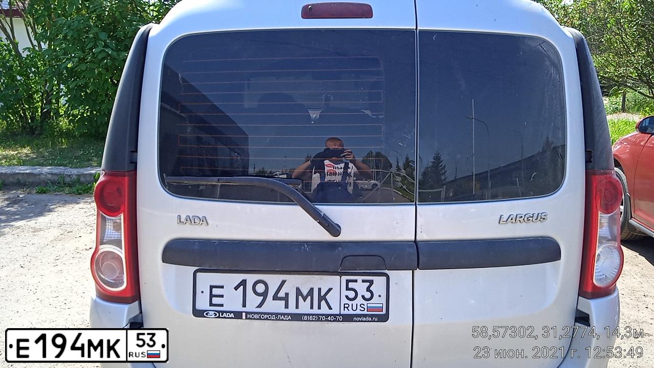 Фото автомобиля LADA LARGUS, 2017 — госномер Е194МК53. Цвет: Серебристый