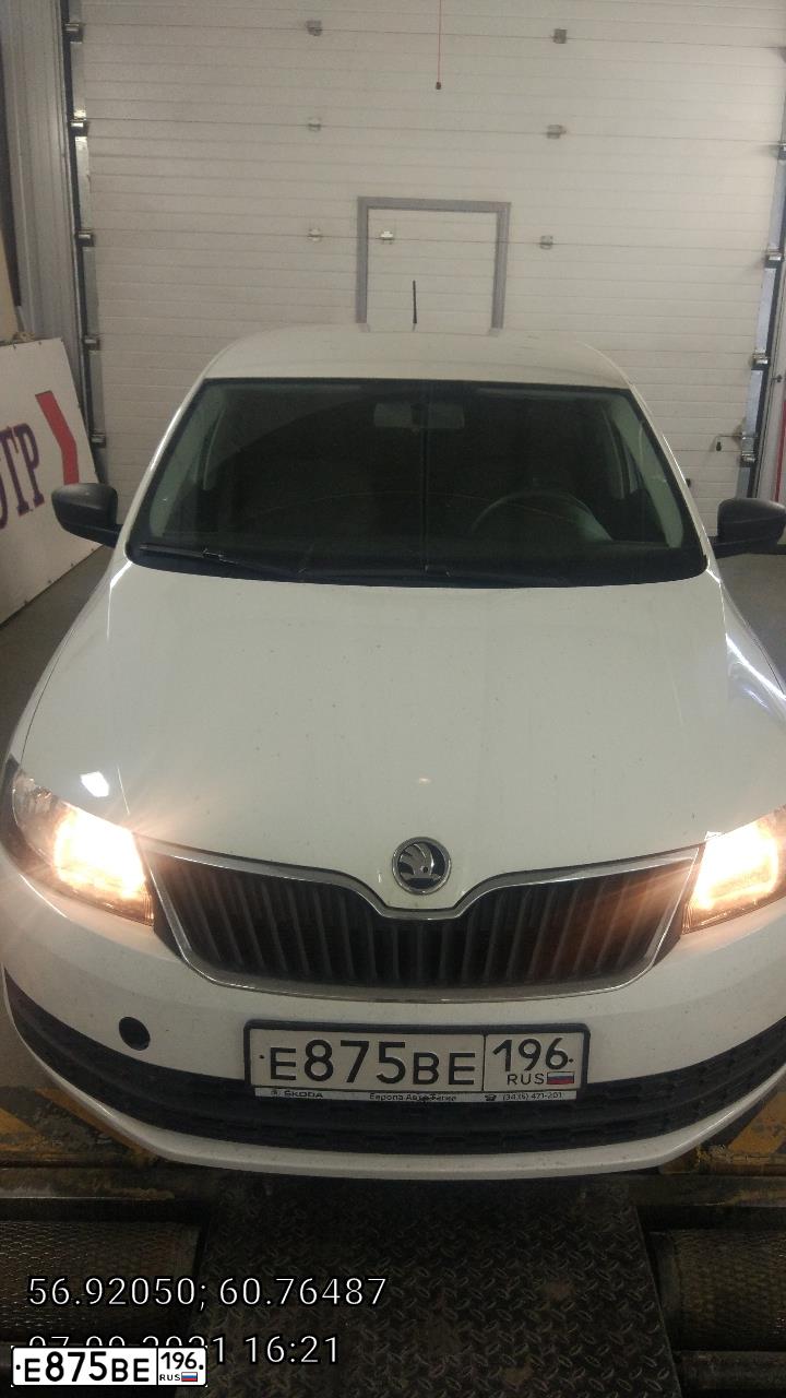 Фото автомобиля SKODA RAPID, 2016 — госномер Е875ВЕ196. Цвет: Белый
