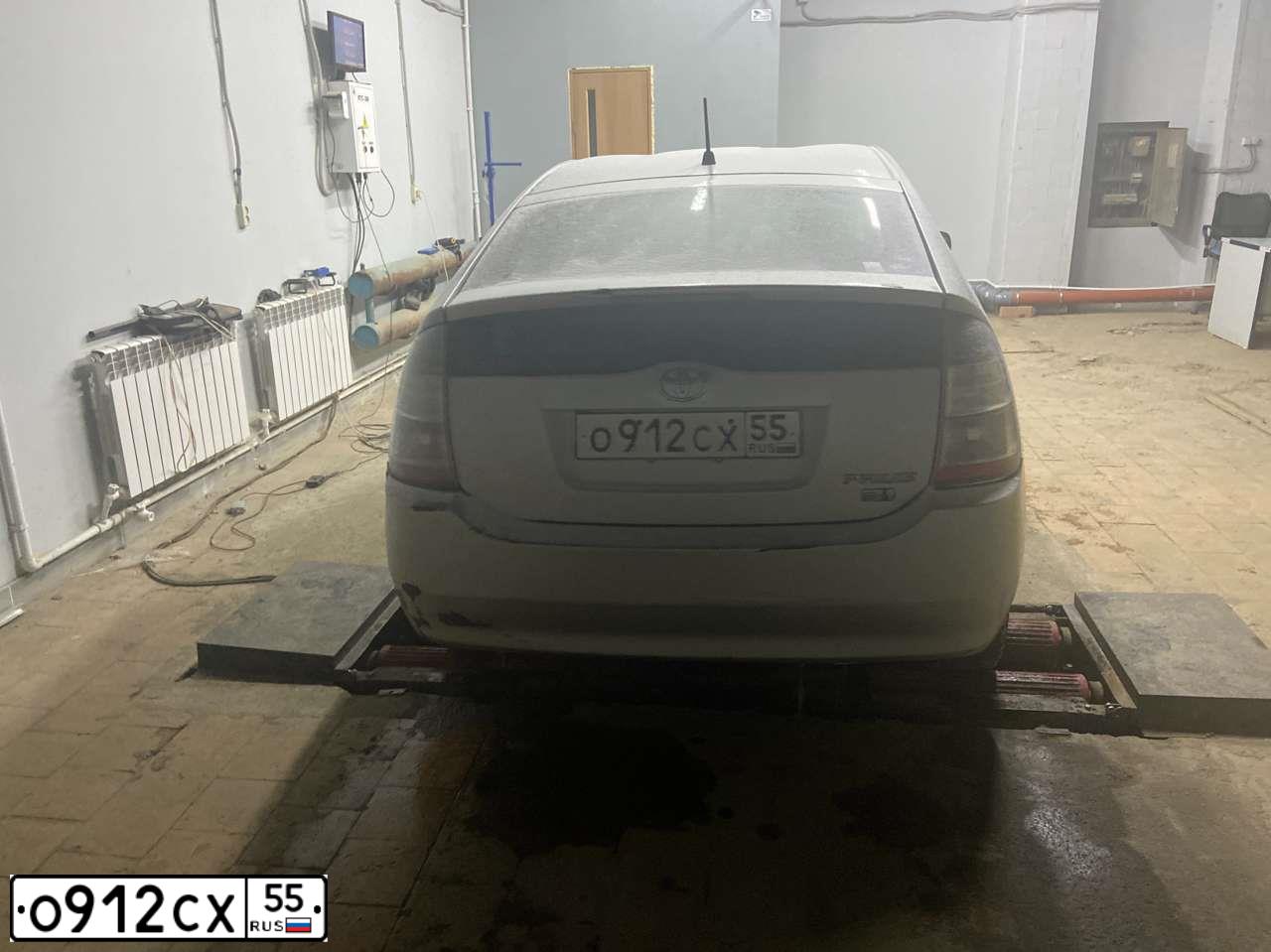 Фото автомобиля TOYOTA PRIUS, 2005 — госномер Р460РТ124