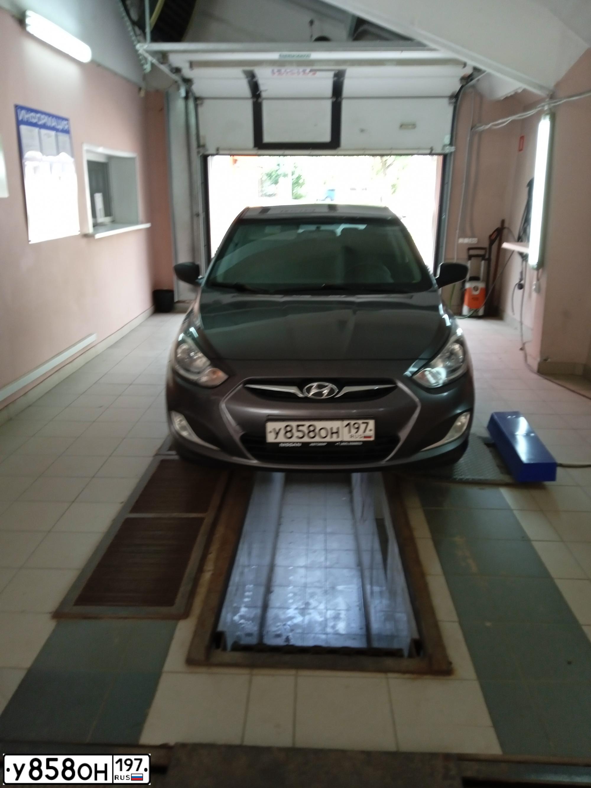 Фото автомобиля HYUNDAI SOLARIS, 2012 — госномер Н112ТЕ33. Цвет: ЧЕРНЫЙ