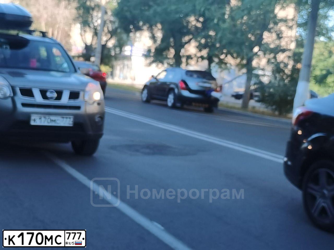 Фото автомобиля NISSAN X-TRAIL, 2014 — госномер К170МС777. Цвет: СЕРЫЙ
