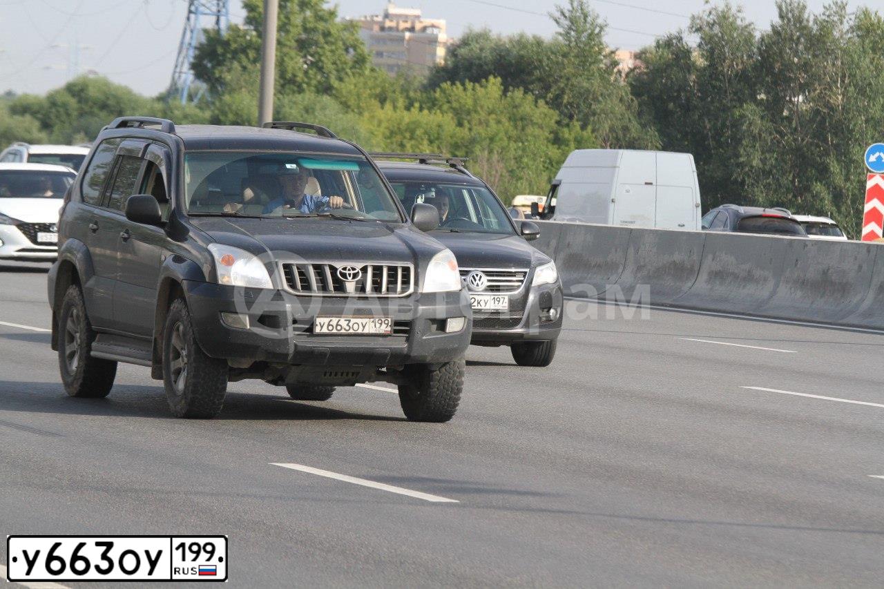 Фото автомобиля TOYOTA LANDCRUISER, 2006 — госномер У663ОУ199. Цвет: ЧЕРНЫЙ