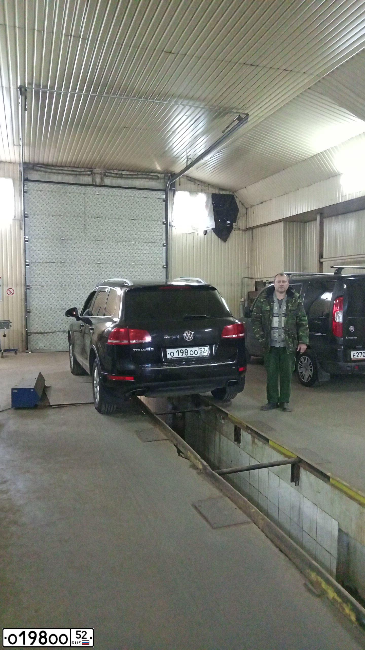 Фото автомобиля VOLKSWAGEN TOUAREG, 2011 — госномер О198ОО52. Цвет: ЧЕРНЫЙ